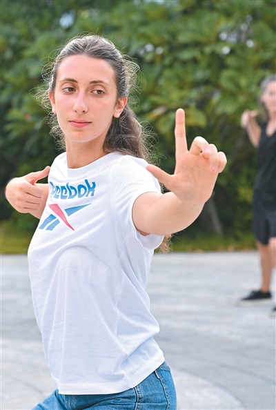 近日,来自葡萄牙、巴西、爱尔兰等国家的21名学员在海南省三亚市中医院进行中医理论和实践学习。图为外国学员在学习八段锦。新华社记者 郭程摄 近日,来自葡萄牙、巴西、爱尔兰等国家的21名学员在海南省三亚市中医院进行中医理论和实践学习。图为外国学员在学习八段锦。新华社记者 郭程摄