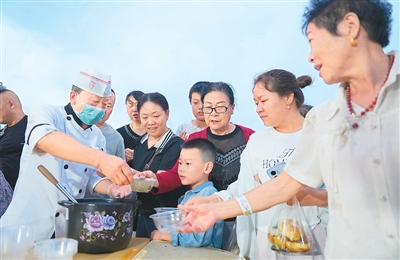 8月8日,新疆维吾尔自治区沙湾市首届中医药文化夜市火热开市,援疆医疗人才、中医医疗人才“出摊”。图为市民免费品尝养生鸡汤。杨文秀摄(人民视觉) 8月8日,新疆维吾尔自治区沙湾市首届中医药文化夜市火热开市,援疆医疗人才、中医医疗人才“出摊”。图为市民免费品尝养生鸡汤。杨文秀摄(人民视觉)