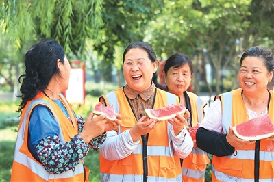 日前,河北省唐山市丰润区环卫工人享用丰润区委社会工作部志愿者送来的西瓜。朱大勇摄(人民视觉) 日前,河北省唐山市丰润区环卫工人享用丰润区委社会工作部志愿者送来的西瓜。朱大勇摄(人民视觉)