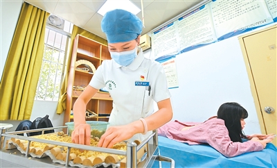 8月9日,在广西壮族自治区南宁市青秀区方园社区卫生服务中心,医务人员准备给市民做督脉灸。进入末伏,南宁市不少市民到中医门诊通过贴“三伏贴”等“冬病夏治”传统疗法,增强身体抵抗力。新华社记者 陆波岸摄 8月9日,在广西壮族自治区南宁市青秀区方园社区卫生服务中心,医务人员准备给市民做督脉灸。进入末伏,南宁市不少市民到中医门诊通过贴“三伏贴”等“冬病夏治”传统疗法,增强身体抵抗力。新华社记者 陆波岸摄